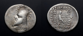 97-81 a.C. Imperio Parto. Arsaces XIII Gotarces I. Dracma. Ag. 4,02 g. Retrato real /Personaje sentado sobre el ónfalo sosteniendo un arco Inscripción...