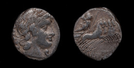 90 a.C. Vibia. Roma. Denario. Crawford 342/5b; RSC Vibia 2. Ag. 3,76 g. Cabeza laureada de Apolo a derecha; símbolo debajo de la barbilla /Minerva con...
