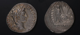 27 aC-14 dC. Augusto (27 aC-14 dC). Lugdunum. Denario. Ag. 3,62 g. CAESAR AVGVSTVS DIVI F PATER PATRIAE, cabeza laureada a derecha /AVGVSTI F COS Dise...