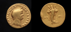 76 d.C. Domiciano (81-96). Áureo. AUg. 6,96 g. CAESAR AVG F DOMITIANVS: Cabeza laureada a derecha /COS IIII: Cuerno de la abundancia, atado alrededor ...