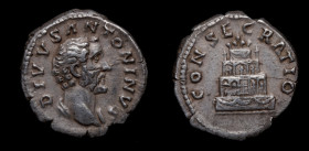 161 d.C. Antonino Pío (138-161 d.C). Denario. 2,81 g. DIVVS ANTONINVS: Cabeza descubierta del emperador, mirando hacia la derecha / CONSE-CRATIO: Pira...