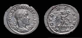 235 - 238 d.C. Maximino I (235-238 d.C). Roma. Denario. RIC 16; C.99. Ag. 2,05 g. IMP MAXIMINVS PIVS AVG: Busto con corona de laurel, paludamento y ar...