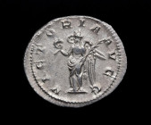 244 d.C. Filipo I el Árabe (244-249 dC). Roma. Antoniniano. Ve. 3,72 g. IMP M IVL PHILIPPVS AVG: Busto de emperador con corona radiada, toga y coraza ...