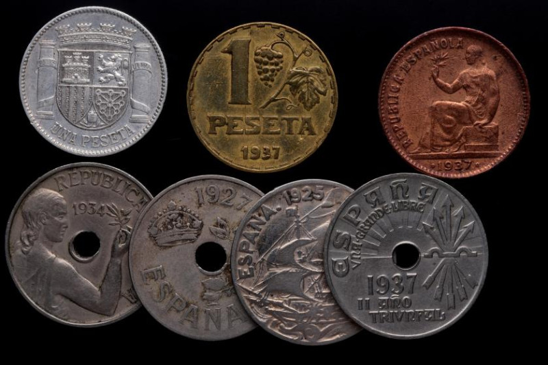 II República (1931-1939). Lote de 7 piezas de 1 peseta, 50 y 25 céntimos. MBC. E...