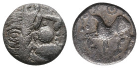 Antike Kelten
 Ostkelten, Pannonien, Drachme (1,41 g) vom Typ Kugelwange, 1. Jh. v. Chr. Av.: Stilisierter Kopf des Zeus mit Lorbeerkranz nach rechts...