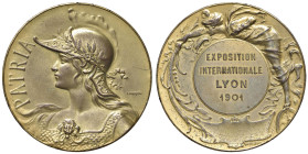 FRANCIA Medaglia 1901 Esposizione internazionale di Lione - Opus: C. Bonnefond AE dorato (g 55,74 - Ø 51 mm) Punzone "CUIVRE" sul contorno.
SPL-FDC