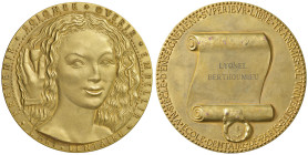 FRANCIA Medaglia 1977 Scuola odontoiatrica di Parigi premio a Lyonel Berthoumieu - Opus: A. Jaeger AE dorato (g 704 - Ø 109,5 mm) R Minimi depositi al...