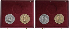 Giovanni Paolo II (1978-2005) Cofanetto originale con due medaglie An. II in argento e bronzo - Medaglia d'oro mancante.
FDC