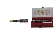FERRARI DA VARESE -Penna stilografica- Corpo della penna in ebano con finiture in argento. Pennino M a tratto medio in oro 18kt. Ricarica a stantuffo....