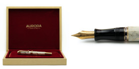 AURORA -Penna stilografica- Jubilaeum. Edizione limitata 1443/9000 Corpo della penna in lacca pregiata con venature dorate. Anelli dorati e cesellati ...