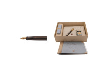 AURORA -Penna stilografica- Nobile. Cod. 950, corpo in ebanite fiammata e cappuccio in vermail. Pennino retrattile, tratto fine in oro giallo 18kt. Pe...