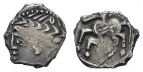 Kelten Gallische Stämme
Allgemein AR-Quinar Av.: stark stilisierter Kopf nach links, Rv.: stilisiertes Pferd nach links, Prägeschwäche 2.32 g. ss-vz...