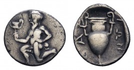 Griechen Thracia
Thasos AR Trihemiobol 411-350 v.u.Z. Av.: Satyr kniet mit Kantharos nach links, Rv.: Amphore SNG Cop. 1029 0.79 g. ss