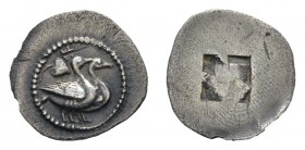 Griechen Macedonia
Eion AR Hemiobol ca. 480 v.u.Z. Av.: zwei Schwäne stehen nach rechts, dahinter Efeublatt, alles im Perlkreis, Rv.: Quadratum incus...