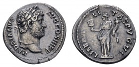Römer Kaiserzeit
Hadrianus 117-138 AR Denar 134-138 Rom Av.: HADRIANVS AVG COS III P P, belorbeerte Büste nach rechts, Rv.: LIBERALITAS AVG VI, stehe...