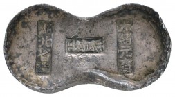 China
Kaiserreich Qing Dynasty, kleiner Ingot über 8 Tael, 3 Schriftreihen, am Boden minimale Klebereste, ca. 63 x 34 x 28 mm 307.58 g.
