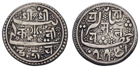 Indien - Malla-Dynastie
Pratap Malla, 1641-1674 (NS 761-794) AR Mohar 1655 = 775 NS Kantipur (Kathmandu) im Stil der Moghul-Münzprägungen K.M. 164 RG...