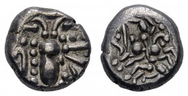 Indien - Paramara-Dynastie
anonym AR Dramma ca. 1200-1302 Dharanagara Av.: stilisierte Büste im sasanidischen Stil nach rechts, Rv.: Reiter mit gezüg...