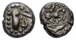 Indien - Paramara-Dynastie
anonym AR Dramma ca. 1200-1302 Dharanagara Av.: stilisierte Büste im sasanidischen Stil nach rechts, Rv.: Reiter mit gezüg...