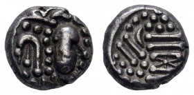 Indien - Vaghela-Dynastie von Dholka
anonym AR Dramma 1243-1299 Dholka Av.: stilisierte Büste im sasanidischen Stil nach rechts, Rv.: stilisierter Fe...