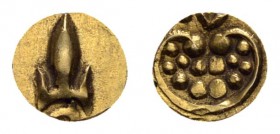 Indien
Altindien Fanam ohne Jahr (1678-1800) Marathen-Konföderation, anonym, Av.: Dolch, Rv.: zwei Reihen Kugeln, von einer herzförmigen Linie umrand...