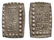 Japan
Tokugawa-Shogunat (Edo-Zeit), 1603-1868 ca. 15.5 x 10 x 1 mm, gepunzt 1.92 g.