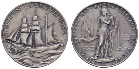 Sonstige Medaillen Medailleure
Goetz, Karl 1932 München Silbermedaille auf den Untergang der &quot;Niobe&quot; am 26.7.1932, im Rand gepunzt BAYER. H...