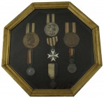 Ausland Belgien
 sieben Orden bzw. Ehrenzeichen aus alter belgischer Offiziers-Familie, untergebracht in zeitgenössischem oktogonalen Glasrahmen auf ...