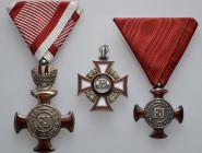 Ausland Österreich-Ungarn
Franz Josef I. 1848-1916 Silbernes Verdienstkreuz 1849, an originalem roten Dreiecksband, wenig getragen, Silbernes Verdien...