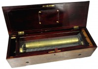 Mechanische Musikinstrumente
 Hebelbetriebene Spieldose mit Walzenspielwerk für acht Lieder, Nicole Frerés. Schweiz, ca. 1861, Serien-Nr. 38612, 51 x...