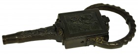 Mechanische Musikinstrumente
 Musikschlüssel mit Walzenspielwerk, Jules Cuendet. Schweiz, 1880-1890, 22,5 x 10,5 x 3cm (Zylinder 3cm). Gestempelt &qu...