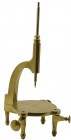 Wissenschaftliche Geräte
 Zeicheninstrument/Lochstanzer auf kleinem Stand. Europa, spätes 18. Jhd., ca. 9x16 cm. Gravur &quot;H.S&quot;, aus Messing....