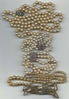 Zwei Perlenketten (1x ca. 55 cm, verlaufend um 1920/30 und 1x ca. 110 cm (!), um 1910), Perlen Imitate, dazu zwei dreireihige Perlenarbänder, jeweils ...