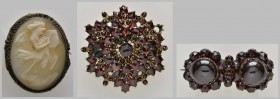 Zwei Broschen, 19./.20. Jahrhundert, böhmischer Granat, dazu Muschelkamee als Brosche in Metallfassung, zusammen 3 Stücke - Abbildungen im Internet