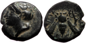Ionia, Ephesos AE (Bronze, 3.68g, 17mm) ca 375-325 BC
Obv: E - Φ, Bee with straight wings.
Rev: Female head (Artemis?) left, wearing stephane.
Ref: BM...