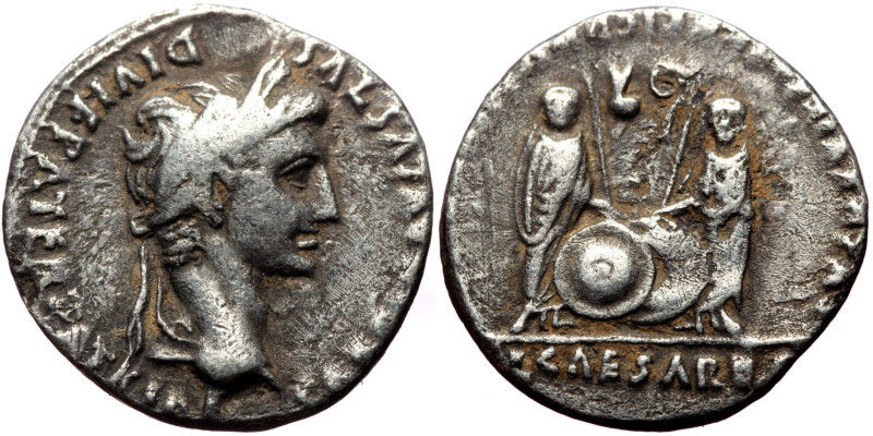 Augustus (27 BC-AD 14) AR Denarius (Silver, 18mm, 3.43g) Lungdunum.
Obv: CAESAR ...