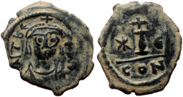 Maurice Tiberius (582-602) AE Decanummium (Bronze, 20mm, 3.19g) Constantinople.
Obv: Crowned, draped and cuirassed bust facing.
Rev: Large I; cross ...