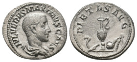 MAXIMUS (Caesar, 235/6-238). Denarius.
3.01 Gr. 20.3 mm.