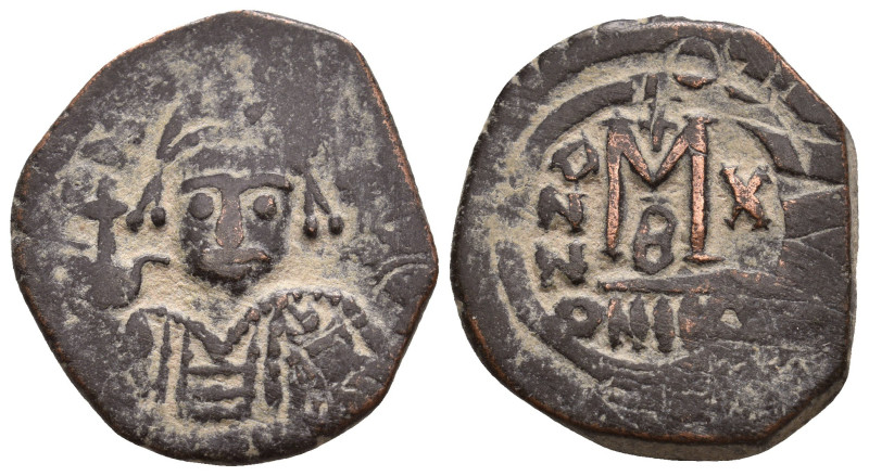 PHOCAS (602-610). Follis.
12.12 Gr. 28.8 mm.