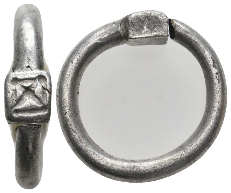 ANCIENT ROMAN SILVER RING (1ST-5TH CENTURY AD.)
4.05 Gr.