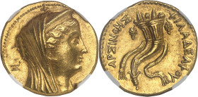 GRÈCE ANTIQUE - GREEK
Royaume lagide, Ptolémée II (283-246 av. J.-C.). Octodrachme d’or ou mnaieion ND (249-245 av. J.-C.), Alexandrie.
Av. Tête voilé...