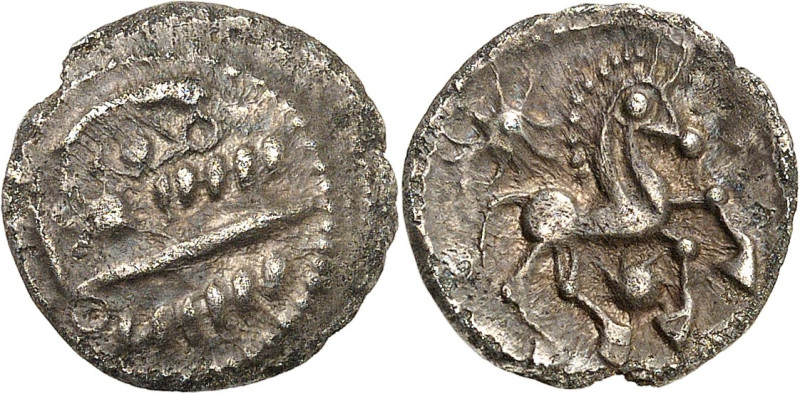 GAULE - CELTIC
Bellovaques. Quart de statère d’argent à l’astre et au cheval à d...