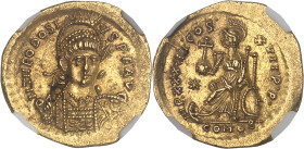EMPIRE ROMAIN - ROMAN
Théodose II (402-450). Solidus 443-445, Constantinople.
Av. D N THEODOSI - VS P F AVG. Buste cuirassé et casqué de face, tenant ...