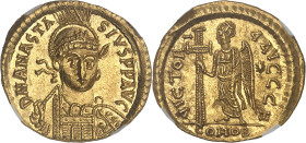 EMPIRE ROMAIN - ROMAN
Ostrogoths, Théodoric (493-526). Solidus au nom d’Anastase ND (493-526).
Av. D N ANASTA - SIVS P P AVC. Buste casqué et diadémé ...