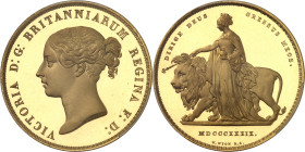GRANDE-BRETAGNE - UNITED KINGDOM
Victoria (1837-1901). 5 livres (5 pounds) “Una and the lion”, bandeaux à 6 rouleaux et 11 feuilles, Flan bruni (PROOF...