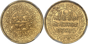 INDE - INDIA
Kutch (état de), Pragmuldji II (1839-1875). 100 kori, en partenariat avec la reine Victoria 1866 (VS 1923), Bhuj.
Av. Dans un encadrement...