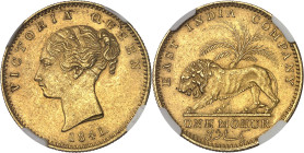 INDES BRITANNIQUES - BRITISH INDIES
Victoria (1837-1901). Mohur, légende continue 1841, Calcutta.
Av. VICTORIA QUEEN. Tête à gauche de la reine ; au-d...