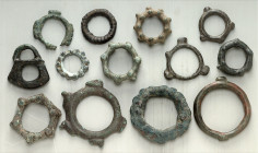 Vormünzliche Zahlungsmittel. 
Ringgeld. 
Reifen 5./2. Jh. v. Chr. LOT von 14 keltischen Ringen, kleine kreisrunde massive Bronzereifen, Enden mit Au...