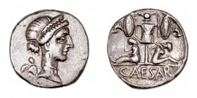 Julio César
Denario. AR. (46-45 a.C.). A/Cabeza diademada de Venus a der., detrás cupido. R/Trofeo de armas galas en medio de Galia sentada a izq. y ...