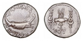 Marco Antonio
Denario. AR. (32-31 a.C.). A/Galera pretoriana a der., alrededor ANT. AVG. III VIR. R.P.C. R/Águila legionaria entre dos insignias, ent...